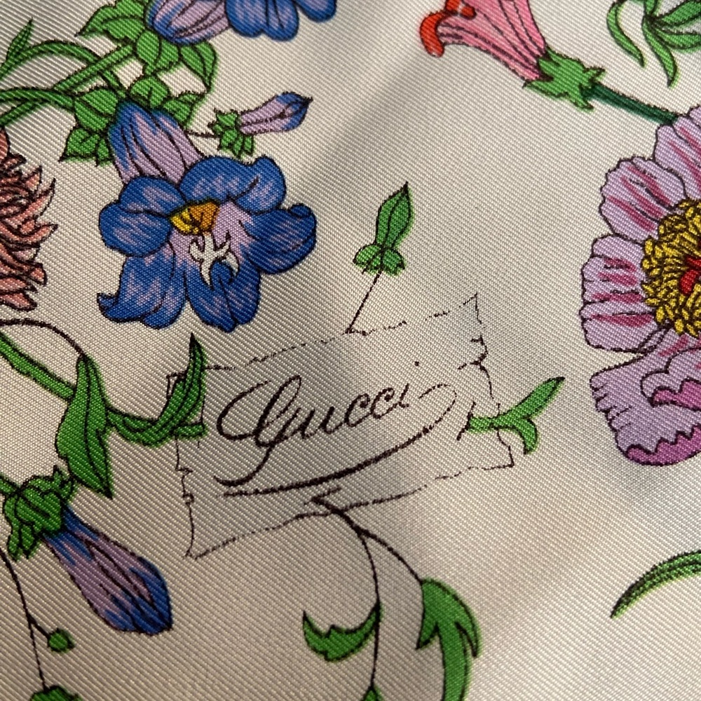 Authentic Gucci Vintage Iconic Flora Silk Square Scarf - Picture 3 of 14